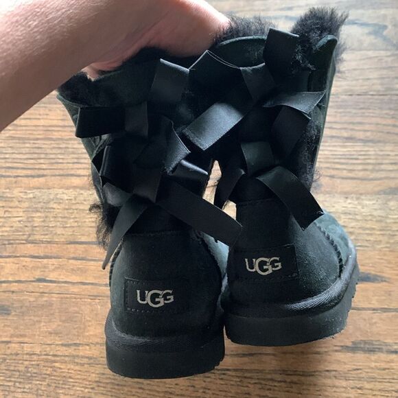 UGG Bailey bow little girls size 1 black suede wool lined boots - Picture 6 of 8